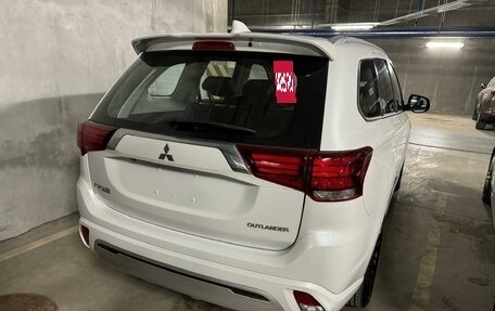 Mitsubishi Outlander III рестайлинг 3, 2022 год, 2 999 999 рублей, 3 фотография