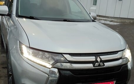 Mitsubishi Outlander III рестайлинг 3, 2018 год, 1 880 000 рублей, 2 фотография