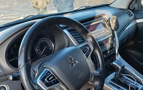 Mitsubishi Pajero Sport III рестайлинг, 2017 год, 3 055 000 рублей, 7 фотография