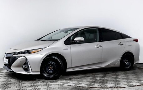 Toyota Prius IV XW50, 2019 год, 2 250 000 рублей, 2 фотография