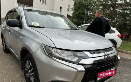 Mitsubishi Outlander III рестайлинг 3, 2020 год, 2 440 000 рублей, 10 фотография