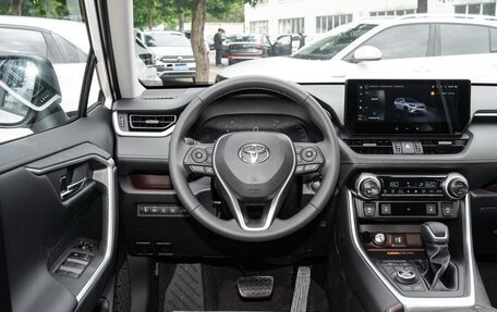 Toyota RAV4, 2024 год, 4 290 000 рублей, 9 фотография