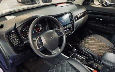 Mitsubishi Outlander III рестайлинг 3, 2022 год, 2 895 000 рублей, 9 фотография