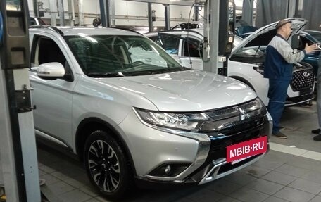 Mitsubishi Outlander III рестайлинг 3, 2021 год, 3 109 600 рублей, 2 фотография