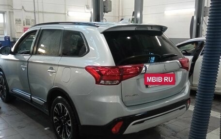 Mitsubishi Outlander III рестайлинг 3, 2021 год, 3 109 600 рублей, 4 фотография