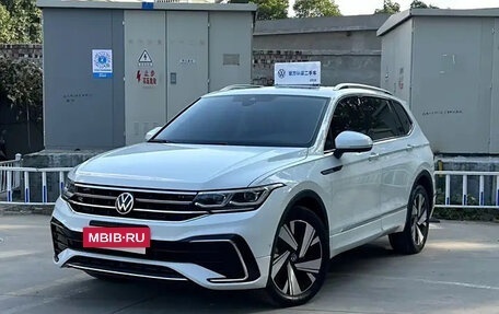 Volkswagen Tiguan II, 2023 год, 3 777 777 рублей, 2 фотография