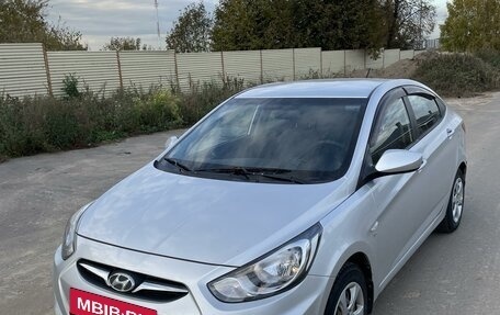 Hyundai Solaris II рестайлинг, 2013 год, 900 000 рублей, 16 фотография