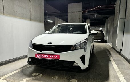 KIA Rio IV, 2020 год, 1 370 000 рублей, 2 фотография