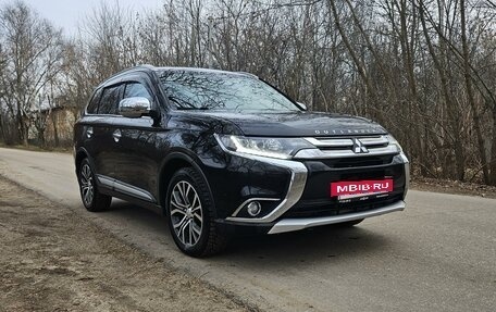 Mitsubishi Outlander III рестайлинг 3, 2015 год, 1 990 000 рублей, 2 фотография