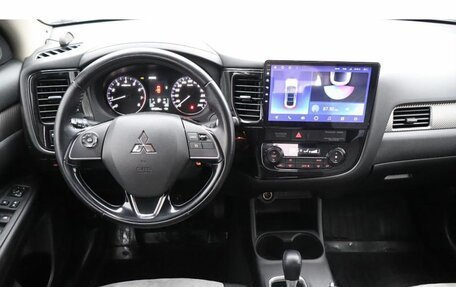 Mitsubishi Outlander III рестайлинг 3, 2015 год, 1 717 000 рублей, 10 фотография