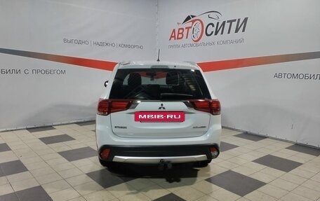 Mitsubishi Outlander III рестайлинг 3, 2016 год, 2 000 000 рублей, 6 фотография