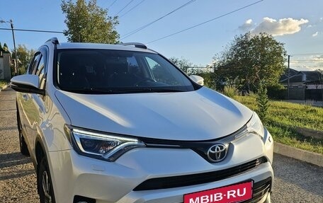 Toyota RAV4, 2018 год, 2 420 000 рублей, 8 фотография