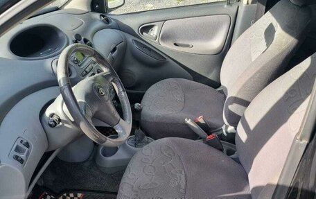 Toyota Yaris I рестайлинг, 2001 год, 310 000 рублей, 9 фотография