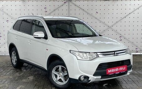 Mitsubishi Outlander III рестайлинг 3, 2014 год, 1 750 000 рублей, 2 фотография