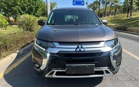 Mitsubishi Outlander III рестайлинг 3, 2020 год, 2 340 000 рублей, 2 фотография