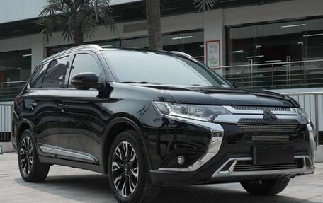 Mitsubishi Outlander III рестайлинг 3, 2022 год, 2 460 000 рублей, 3 фотография