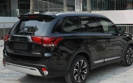 Mitsubishi Outlander III рестайлинг 3, 2022 год, 2 460 000 рублей, 13 фотография