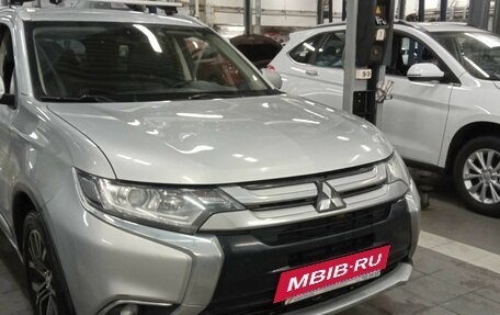 Mitsubishi Outlander III рестайлинг 3, 2015 год, 1 750 000 рублей, 2 фотография