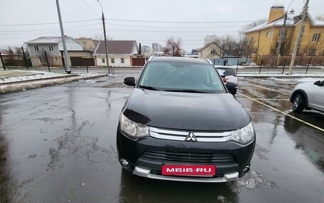 Mitsubishi Outlander III рестайлинг 3, 2014 год, 1 800 000 рублей, 4 фотография