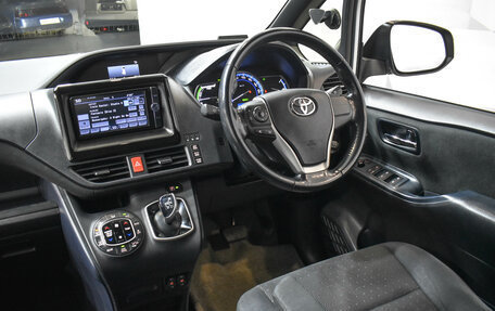 Toyota Voxy III, 2014 год, 2 260 000 рублей, 15 фотография