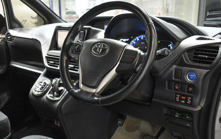 Toyota Voxy III, 2014 год, 2 260 000 рублей, 14 фотография