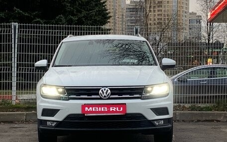 Volkswagen Tiguan II, 2018 год, 2 489 000 рублей, 2 фотография