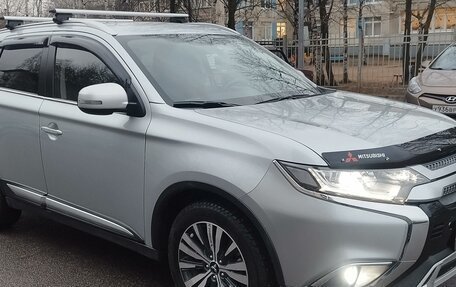 Mitsubishi Outlander III рестайлинг 3, 2021 год, 3 800 000 рублей, 14 фотография