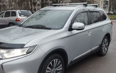 Mitsubishi Outlander III рестайлинг 3, 2021 год, 3 800 000 рублей, 16 фотография