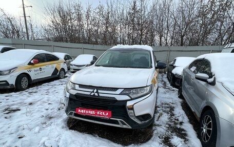 Mitsubishi Outlander III рестайлинг 3, 2021 год, 1 900 000 рублей, 5 фотография