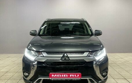 Mitsubishi Outlander III рестайлинг 3, 2018 год, 2 090 000 рублей, 2 фотография