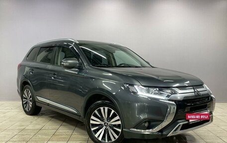 Mitsubishi Outlander III рестайлинг 3, 2018 год, 2 090 000 рублей, 3 фотография