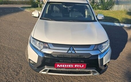 Mitsubishi Outlander III рестайлинг 3, 2019 год, 2 500 000 рублей, 1 фотография