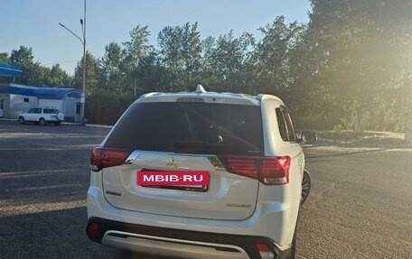 Mitsubishi Outlander III рестайлинг 3, 2019 год, 2 500 000 рублей, 3 фотография