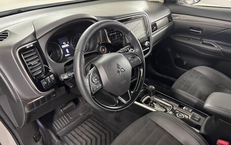 Mitsubishi Outlander III рестайлинг 3, 2021 год, 2 995 000 рублей, 9 фотография