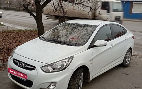 Hyundai Solaris II рестайлинг, 2011 год, 900 000 рублей, 2 фотография