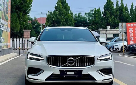 Volvo V60 II, 2021 год, 3 280 000 рублей, 2 фотография