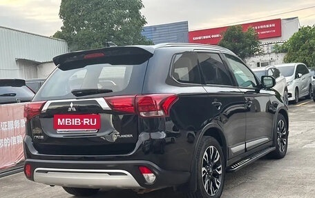 Mitsubishi Outlander III рестайлинг 3, 2021 год, 2 200 000 рублей, 6 фотография