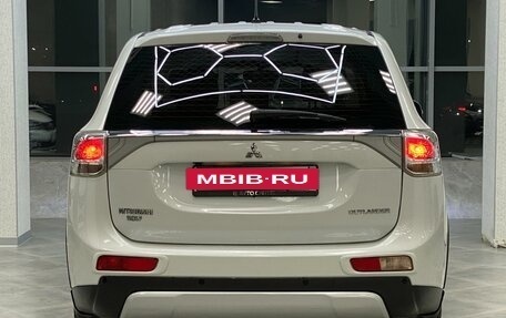 Mitsubishi Outlander III рестайлинг 3, 2014 год, 1 799 999 рублей, 19 фотография