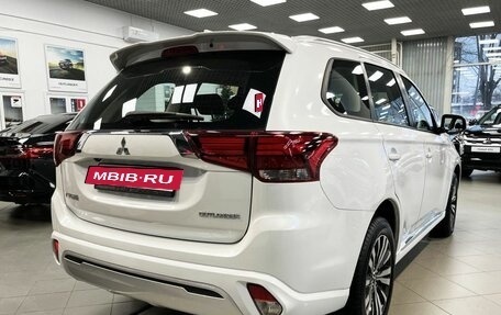 Mitsubishi Outlander III рестайлинг 3, 2022 год, 3 649 000 рублей, 7 фотография