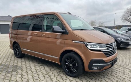 Volkswagen Multivan T6 рестайлинг, 2022 год, 9 300 000 рублей, 1 фотография