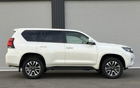 Toyota Land Cruiser Prado 150 рестайлинг 2, 2021 год, 5 050 000 рублей, 5 фотография