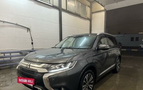 Mitsubishi Outlander III рестайлинг 3, 2018 год, 2 030 000 рублей, 3 фотография