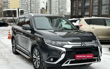 Mitsubishi Outlander III рестайлинг 3, 2021 год, 2 795 000 рублей, 3 фотография