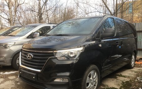 Hyundai Grand Starex Grand Starex I рестайлинг 2, 2019 год, 3 890 000 рублей, 1 фотография