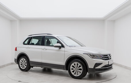 Volkswagen Tiguan II, 2020 год, 2 420 000 рублей, 3 фотография