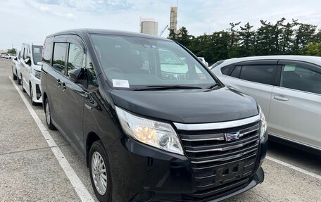 Toyota Noah III, 2017 год, 2 350 000 рублей, 1 фотография