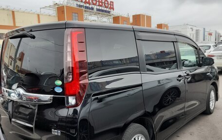 Toyota Noah III, 2017 год, 2 350 000 рублей, 11 фотография