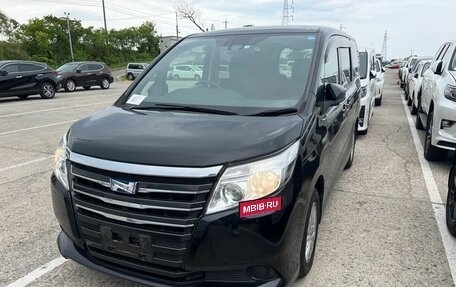 Toyota Noah III, 2017 год, 2 350 000 рублей, 4 фотография