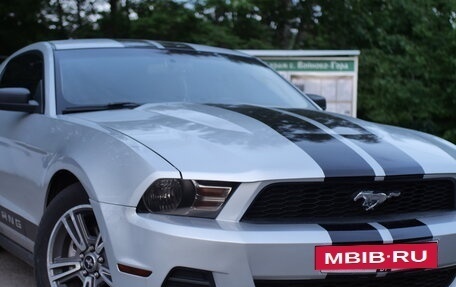 Ford Mustang VI рестайлинг, 2010 год, 1 850 000 рублей, 2 фотография