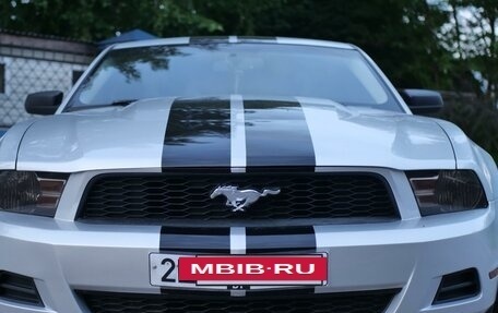 Ford Mustang VI рестайлинг, 2010 год, 1 850 000 рублей, 9 фотография